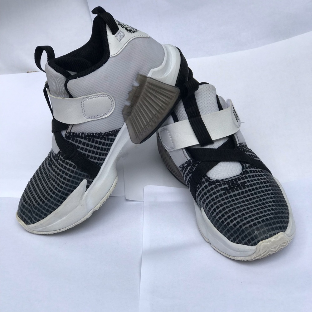 Nike Lebron Witness 7 Little Boys Shoes Sneakers Size 2 White Black